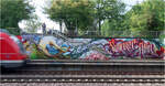 Bunte Farben im Sommerrain II -    S-Bahnhof Stuttgart-Sommerrain: Die vorher triste Betonwand erhält durch das erlaubte Graffiti einfachen Station ein farbenfrohes Aussehen.