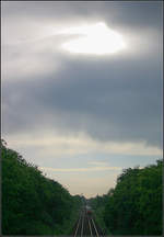 Die Sonne hat mir da ein Loch ins Bild gebrannt - 

Auf der Suche nach einem günstigen Standpunkt um Wolkenformationen zu fotografieren, entstand dieser ungeplante  Schnellschuß , als gerade eine S-Bahn durchkam. S-Bahnlinie S2 im Remstal. 

09.06.2007 (M)