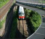 Fußgängerrampe mit Schwung -    Ein S-Bahntriebwagen der BR 420 unter dem Steg am Nordbahnhof.