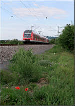 Farblich passend -    Ein S-Bahnzug der Linie S2 bei Weinstadt-Endersbach auf der Remsbahn.