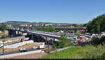 Während sich unten der Verkehr über die B 10 quält, bewegt sich ein 430er-Trio über die Neckarbrücke bei Stuttgart-Bad Cannstatt, die bald einem unübersehbaren Neubau weichen wird.

🧰 S-Bahn Stuttgart
🚝 S2 Schorndorf–Filderstadt
🚩 Bahnstrecke Stuttgart–Ulm (Filstalbahn | KBS 750)
🕓 14.6.2021 | 16:24 Uhr