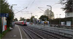 Auf dem Gegengleis rauscht die S-Bahn ohne Halt durch -    ...