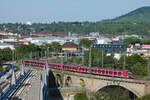 430-Langzug als S1 Kirchheim-Herrenberg am 16.07.2022 auf der Rosensteinbrücke in Stuttgart-Bad Cannstatt.