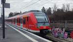 Eine Doppeltraktion BR 430 steht als S2 (S 7231) nach Filderstadt am Haltepunkt Stuttgart-Österfeld auf Gleis 2. Aufgenommen am 03.03.2023 um 12:38 Uhr.