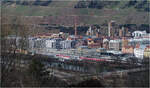 Landschaft, Stadt und Bahn - 

Blick auf den Bahnhof Esslingen am Neckar, mit einem dicht bebauten Stadtbereich dahinter der abrupt am steilen Weinberghang endet.

Die noch im alten Rot lackierten S-Bahnzüge gehen weniger im Bild unter, als diejenigen die schon die neue weiße Farbgebung tragen.

07.02.2024 (M)