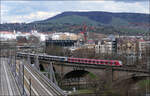 Noch fahren die Züge über die alte Neckarbrücke - 

... und ob sie ab 2025 die neue Brücke befahren ist inzwischen fraglich. Die Fertigstellung von Stuttgart 21 wird sich voraussichtlich verzögern. Noch ist es nicht offiziell, aber es zeichnet sich inzwischen ab. Vielleicht gibt es 2025 ein Teilinbetriebnahme für ICE Züge Mannheim - München. Dann gäbe es vorübergehend die sogenannte Kombilösung mit Durchgangsbahnhof für schnelle Züge und Kopfbahnhof für den Regionalverkehr und weiteren Fernverkehr. Dies wäre vielleicht die besser Lösung gewesen. In Frankfurt am Main wird in diese Richtung aktuell geplant.

Auf dem Bild ist ein S2-Langzug nach Schorndorf kurz vor dem Bahnhof Bad Cannstatt und dahinter ein parallel fahrende Flirt 3-Zug zu sehen.

11.03.2024 (M)  