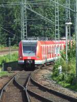 ET 423 323 auf der S1 nach Bblingen (Zwischentakt) verschwindet hinter einer Kurve hinter dem Bahnhof Rohr.