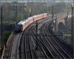 Ein S-Bahnzug der Linie S2 auf der Bad Canstatter Neckarbrücke.