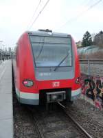 S-Bahn 423 002-5 beim Halt in Stuttgart-sterfeld (Linie S1 Fahrt Richtung Herrenberg) am 19.02.2011