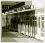 Schatten auf der Bahn - 

Ein Zug der Stuttgarter S-Bahnlinie S6 im hochliegenden Bahnsteig in Richtung Weil der Stadt. 

26.10.2010 (M)