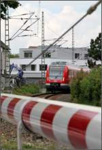 Mein erster fotografische Blick auf die neue S-Bahn -     Ich wusste nicht was für eine S-Bahn hier ums Gebüsch kommen wird, aber ich hatte Glück und es war ein Langzug gebildet aus