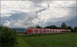 . Es brodelt in der Atmosphäre -

Die Wolke vom oberen hat sich weiter entwickelt, während 15 min später eine S-Bahn in Richtung Stuttgart den dramatischen Himmel passiert.

Remsbahn zwischen Endersbach und Rommelshausen, 04.05.2016 (M)