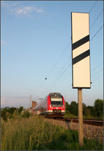 . Die Bahn und das Schild -

Eine S-Bahn der Baureiche 430 auf dem Weg in Richtung Stuttgart passiert einen Vorsignalbaken bei Weinstadt-Endersbach auf der Remsbach.

09.06.2016 (M)