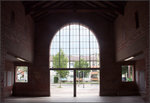 . Ein Bonatzbau in Esslingen-Mettingen -

Blick von der einstigen Schalterhalle zum Ausgang mit dem großen, glasbefreiten Bogenfenster darüber.

28.05.2018 (M)