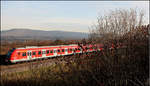 . Nach rechts zunehmende Verdeckung -

...aber der in der tiefstehenden Dezembersonne leuchtende S-Bahnzug kämpft dagegen ganz gut an. Im Remstal an der S2 zwischen Weinstadt-Endersbach und Rommelshausen.

01.12.2016 (M)
