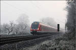 Durchs neblige Remstal -    Ein Zug auf der Linie S2 nach Filderstadt passiert Kernen-Rommelshausen an einem kalten nebligen Dezembermorgen.