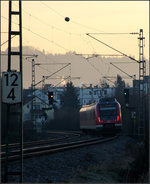 Dem Morgen entgegen -    Ein Zug der S-Bahnlinie S2 auf dem Weg nach Schorndorf erreicht gleich Weinstadt-Endersbach.