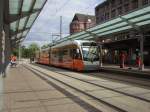 Die neu gestaltete Saarbahn hlt an der Haltestelle Saarbrcken-Hauptbahnhof.