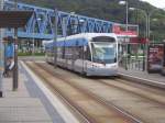 Eine Saarbahn wartet auf die Abfahrt an der Haltestelle Rmerkastell in Richtung Brebach.