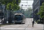 Saarbahn im Gegenlicht -     Die Saarbahnwagen auf der Fahrt in Richtung Norden hat die Abfahrtsrampe vom Saarbrückener Hauptbahnhof verlassen und wird bald die Station Trierer Straße