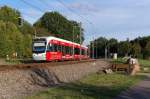 Ein toller Herbstsonntag, das war der 30.09.2012.

Also raus aus dem Haus und an die Strecke.

Dieses Mal an die Saarbahnstrecke zwischen Riegelsberg und dem OT Walpershofen.

Sonntags verkehren die Zge nach und von Heusweiler im 30 Minutentakt.

Am Russenweg zwischen Walpershofen und Riegelsberg fuhr Saarbahn Triebwagen 1026, mit Werbung fr Vodafone, in Richtung Heusweiler/Markt.
Die Saarbahn Fahrzeuge sind von Bombardier Typ Flexity Link.