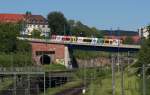 Noch schiefer als die  Schiefe Ebene  - Saarbahn Triebwagen mit Werbung fr die 4 Radiowellen des Saarlndischen Rundfunks erklimmt die Hhen des Saarbrcker Rastpfuhls.