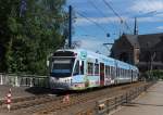 Sprossenfenster - Vollwerbung an Bussen und Bahnen sagen mir nicht immer zu.
Aber hier ist ein Beispiel was (mir) zu gefallen mag.
Saarbahn 1010 mit Werbung der PSD Bank ist innerstdtisch in Saarbrcken als Straenbahn unterwegs.
Die PSD Banken gehen aus der  Post, Spar- und Darlehensgenossenschaft hervor.
Das Ziel ist Heusweiler Markt, ab Walpershofen/Etzenhofen wird der Bombardier Triebwagen als Eisenbahn sein Ziel erreichen.

16.06.2013 - Josefsbrcke und Kirche St. Josef in Saarbrcken Malstatt.