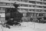 27. Juni 1982: Auf der Rückfahrt vom Verwandtenbesuch in Krauschwitz haben wir in Weißwasser dieses Lokdenkmal der ehemaligen Muskauer Waldeisenbahn angeschaut. Damals ahnten wir noch nicht, dass die kleine Maschine schon wenige Jahre später ihren Sockel verlassen und als 99 3317 wieder Züge befördern darf.