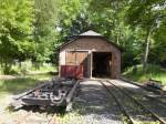 Der alte Lokschuppen in Asbach der Brltalbahn.Im Vordergrund ein Rollwagen mit der Spurweite 785mm.