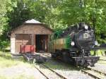 Es handelt sich hier um das kleine Museum der Brltalbahn in Asbach im Westerwald.Frher gab es die Brltalbahn noch die nach einiger Zeit in die RSE(Rhein-Sieg-Eisenbahn) umbenannt wurde.Sie wurde in den Jaren zwischen 1960-1970 abgebaut und ist auch die lteste Schmalspurbahn in Deutschland.Es ist nicht mehr viel brig geblieben auer der alte Lokschuppen in Asbach,ab und zu mal ein altes Bahnhofsgebude,vielen Denkmlern,einem Triebwagen bei der Jagstalbahn und drei O&K Diesellokomotiven bei der Zillertalbahn.Die Brltalbahn besa eine sehr ungewhnliche Spurweite von 785mm und hatte meiner Meinung nach die schnsten Dampflokomotiven.Die meisten Lokomotiven wurden aber verschrottet...