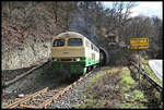 Am 26.02.2023 war der Vulkanexpress zum ersten Mal in diesem Jahr unterwegs. Es fand eine Sonderfahrt von Brohl-Lützing nach Oberzissen statt. Auf dem Abschnitt Brohl-Lützing konnte ich den Zug, der mit der Henschel Diesellok D 5 der Brohltalbahn bespannt war, mehrfach fotografieren. Für Schmalspurbahnen nicht unbedingt eine Normalität ist die Durchfahrt durch einen Eisenbahntunnel. Hier verlässt der Zug gerade um 11.40 Uhr den Tunnel und erreicht den Ortsrand von Burgbrohl.