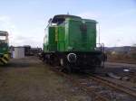 Die V65 der Brohltalbahn steht im Gterbahnhof Brohl am 2.4.10