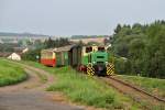 Brohltalbahn - Nacht der Vulkane - 26.07.2014. Die D1 passiert einen Feldweg-Bahnübergang am Ortseingang von Oberzissen. -- Komplette Bilderserie siehe http://www.schmalspuralbum.de/thumbnails.php?album=404