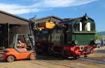 Bekohlung von Dampflok 11sm der Brohltalbahn am Morgen des 05.06.2015 mittels Gabelstapler und Mulde (!!!) im Bw Brohl-Lützing. (Bild 2)