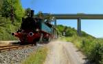 Mallet 11sm mit einem Sonderzug für Eisenbahnfreunde, am 05.06.2015 vor der Kulisse der Brohltal-Autobahnbrücke (A 61), kurz vor Einfahrt in den Bahnhof Niederzissen (Scheinanfahrt).