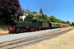 Mallet-Dampflok 11sm der Brohltalbahn mit einem Sonderzug für Eisenbahnfreunde am 05.06.2015 bei der Einfahrt in den Bahnhof Oberzissen (Scheineinfahrt). Vorläufig ist für die genannte Lok in diesem Bahnhof Streckenende, da der letze Abschnitt nach Engeln hinauf als Steilstrecke deklariert ist, für welche die Maschine vorläufig noch keine Zulassung hat. Die Betonung liegt hier auf  vorläufig , da die Lok leistungsmäßig und auch von der erforderlichen speziellen Bremsanlage (eine entsprechende wurde im Rahmen der betriebsfähigen Wiederaufarbeitung bei MaLoWa in Mansfeld bereits mit installiert) her, durchaus steilstreckentauglich ist. Für die Zulassung braucht es aber eine behördliche Genehmigung, welche vom Verein beim zuständigen Amt bereits beantragt wurde. Wann es aber soweit sein wird, dass man diese tolle Maschine auch wieder nach Engeln hinauf schnaufen hören und sehen wird, steht in den Sternen! Die Amtsmühlen in Deutschland mahlen bekanntlich sehr, sehr langsam. Trauriges Beispiel ist der Wiederaufbau der Weißeritztalbahn in Sachsen, welcher sich nun schon seit Jahren hinzieht! Ende offen!!