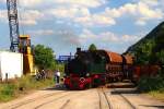 Einfahrt von 11sm der Brohltalbahn mit zwei Regelspurwaggons am 05.06.2015 in die Phonolith-Verladeanlage des Brohler Rheinhafens.