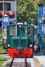 Der von der Deutz KG125BS-Diesellokomotive  Lisa  gezogene Zug der Chiemsee-Bahn bei der Ankunft am Hafen der Chiemsee-Schifffahrt. (Prien, August 2020)