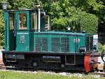 Die Deutz KG125BS-Diesellokomotive 22  Lisa  wartet am Hafen von Prien auf den nächsten Einsatz. (Prien, August 2020)