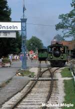 Die Kasten-Dampflokomotive der Chiemseebahn beim Rangieren am Bahnhof Prien.