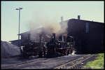 991542 und 991564 qualmen am 3.5.1990 vor dem Lokschuppen in Mügeln.