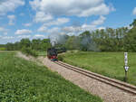 Am 22.05.2022 war 99 1584 mit ihrem Zug auf dem Weg nach Kemmlitz. Gerade wurde der Abzweig bei Nebitzschen passiert und der Anstieg in Richtung Kemmlitz erreicht. (Fotofahrt)