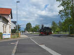 99 1584 und 99 1568 haben am 21.05.2022 gerade den Bahnhof Mügeln mit ihrem GmP verlassen und überqueren den Bahnübergang in Richtung Altmügeln.