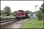 Die Döllnitzbahn fährt hier mit Zug 103 aus Mügeln kommend am 5.8.2023 um 10.32 Uhr in Oschatz ein.Zuglok 199031-6 passiert dabei das heute still gelegte Stellwerk Häuschen. Die Signale werden nicht mehr gestellt. Die Weichen stellt man von Hand.