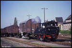 99561 rangiert hier am 3.5.1990 im Bahnhof Mügeln einen mit Kaolin beladenen Güter Zug.