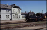 99561 rangiert hier am 3.5.1990 vor dem Bahnhofsgebäude in Mügeln.