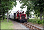 Zug 102 der Döllnitzbahn verläßt hier am 5.8.2023 um 10.45 Uhr planmäßig Oschatz in Richtung Mügeln. Zuglok ist die 199031-6 ex ÖBB.