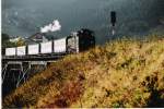 Von Oberwiesental kommend rollt dieser Zug das Httenbachviaduckt in Richtung Cranzahl hinab. Oktober 2004 gegen 17Uhr.
Einfach schn, wie der Zug hier von der Sonne angestrahlt wird. Im Hintergrund sieht man den Fu des Fichtelberges