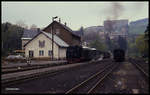 991788 steht hier abfahrbereit am 6.6.1991 mit ihrem Personenzug nach Cranzahl im Bahnhof Oberwiesenthal.