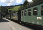 Im Bahnhof des Wintersport- und Kurortes Oberwiesenthal, der hchstgelegenen Stadt Deutschlands, herrscht noch viel DR-Stimmung. 31.7.010. Der im Hintergrund zu sehende Hang gehrt zum Fichtelberg.